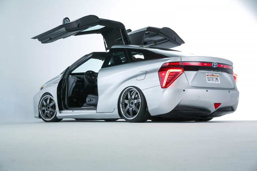  Toyota Mirai Back to the Future Concept 2015 года  (фото 2 из 19)
